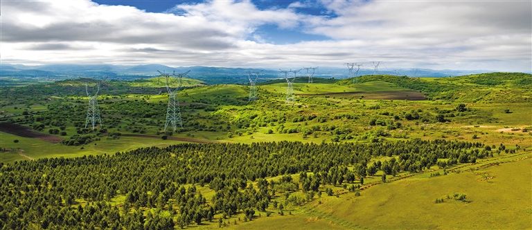 內(nèi)蒙古首條特高壓輸電通道——錫林郭勒盟至山東省1000千伏特高壓輸電線路。.jpg